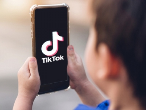 Informativa privacy in inglese invece che nella lingua dei bambini che si iscrivono al social: 750mila euro di sanzione per TikTok
