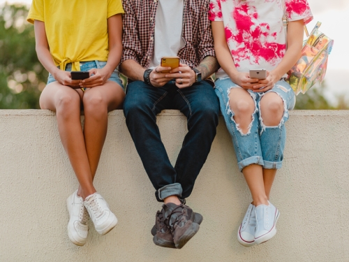 Minori e social network in Italia: le contraddizioni di un sistema di tutela mai applicato dal Garante Privacy