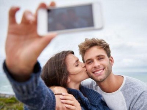 Pubblica su Facebook mille foto con l'ex partner, ma lui non gradisce: condannata una donna