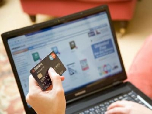 Frode informatica per l'operazione online con carta clonata