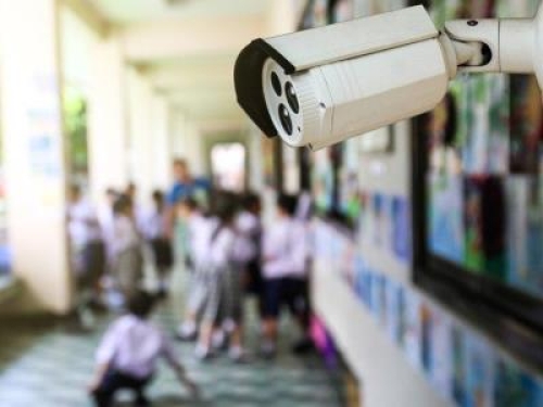 Le telecamere riprendevano aree in cui transitavano alunni minorenni: sanzionata una scuola