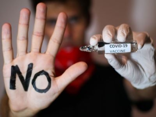 Quando Facebook può cancellare i post no vax e sospendere l'account dell'utente