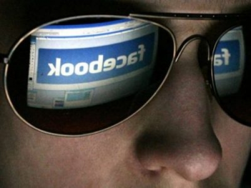 La collega rifiuta le sue avances, lui si trasforma in stalker e hacker
