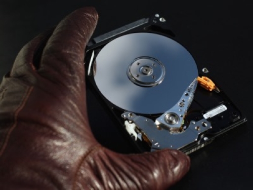Rubati 910 gigabyte di file “ad alta sensibilità” al super consulente dei pm e di Report: ex collaboratrice rinviata a giudizio