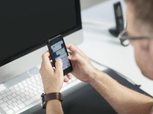Gruppo Whatsapp tra colleghi, inutilizzabili le chat per fini disciplinari anche se i contenuti offendono o denigrano il datore di lavoro
