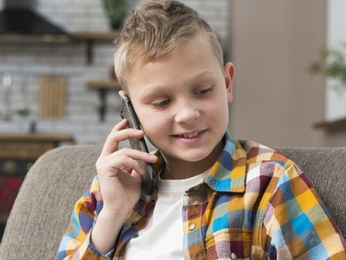 Commette reato la madre che ascolta e registra le telefonate del figlio minore mentre parla con il padre separato