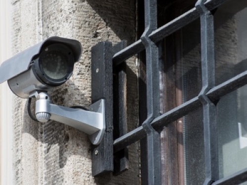 Polizia Locale: per installare le telecamere di videosorveglianza nelle camere di sicurezza occorre fare la valutazione d'impatto
