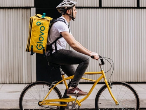 Glovo geolocalizza i rider anche fuori dall'orario di lavoro e condivide i loro dati con le agenzie di marketing