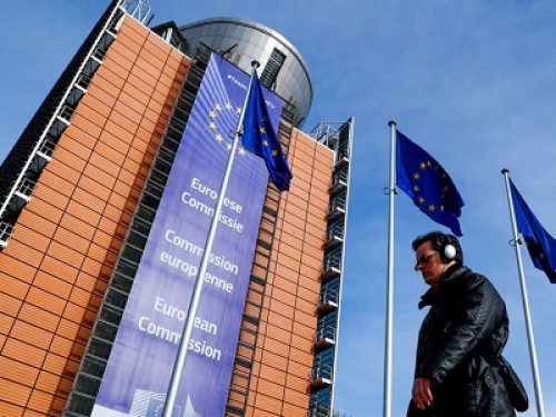 Secondo gli attivisti la Commissione Ue avrebbe violato la normativa europea sulla privacy