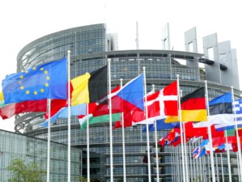 Minori e social, il Parlamento Europeo chiede di fissare l'età minima a 16 anni