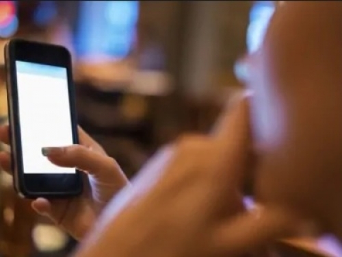 È reato diffondere i selfie erotici di una minorenne