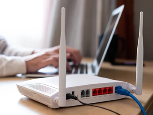 Router domestici e dati invisibili, la privacy si gioca anche sul terreno dei metadati e delle infrastrutture