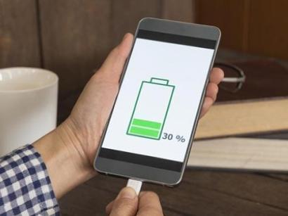 La batteria dello smartphone potrebbe essere usata per spiarci