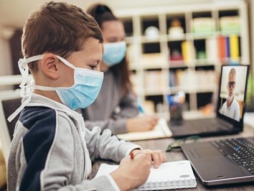 Consiglio d’Europa: gli Stati europei devono intensificare gli sforzi per proteggere la privacy dei minori nell’ambiente digitale