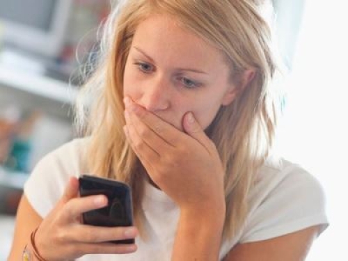 Il reato di molestie si può configurare attraverso sms e WhatsApp, ma non tramite email