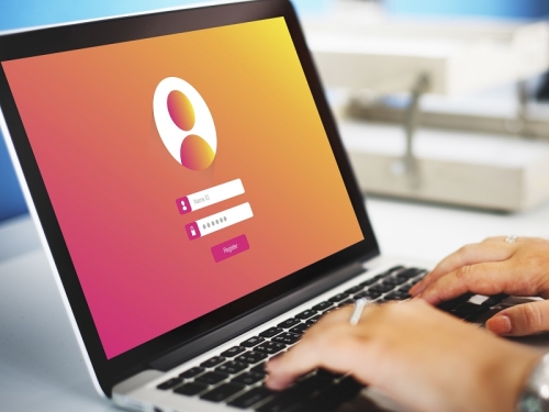 Accesso abusivo e violazione corrispondenza per l’amministratore di sistema che spia le email del collega