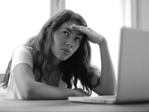 Diffamazione via social e allusioni “piccanti”: l’offesa non si presume per l’attinenza al sesso