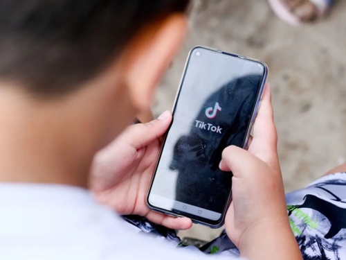 TikTok aggiorna l’informativa sulla privacy e dichiara di raccogliere dati sensibili come status di transgender o non binario e origine razziale