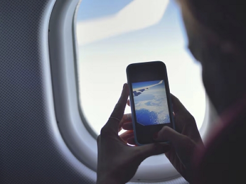 Australia: per proteggere la privacy dei passeggeri la compagnia Qantas vieta di scattare foto o fare riprese video durante i voli