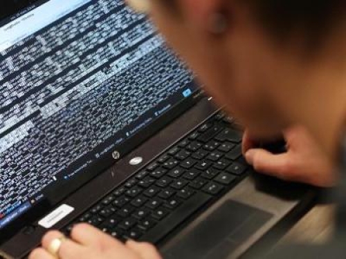 Arrestato hacker di 24 anni che violava i sistemi informatici del Ministero della Giustizia e della Guardia di Finanza