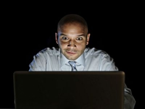 Usa: impiegato guarda siti porno da pc aziendale e infetta la rete del governo