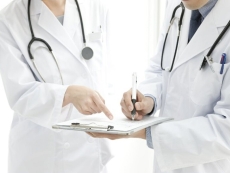 Non viola la privacy il medico che registra di nascosto la conversazione con i colleghi per esercitare il suo diritto di difesa