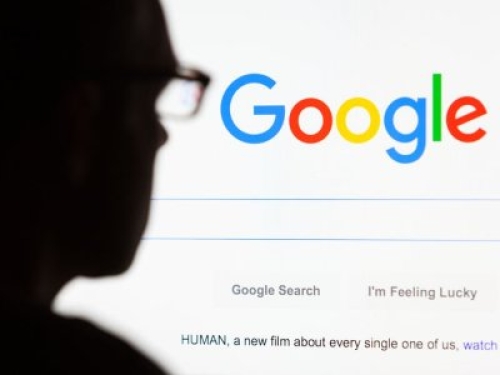 Consumatori europei contro Google: 'basta un solo clic per attivare le funzioni con cui si viene sorvegliati, ma per disattivarle ne servono dieci'