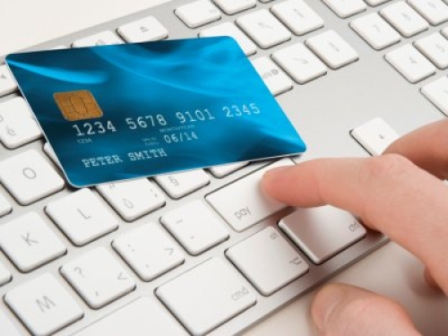 Il 49% degli italiani è disposto a condividere i propri dati personali in cambio di sconti e offerte, ma chiede più trasparenza sulla privacy