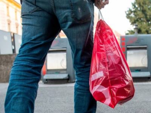 Raccolta rifiuti porta a porta, sacchetti rossi per i positivi al Covid-19, ma la privacy?