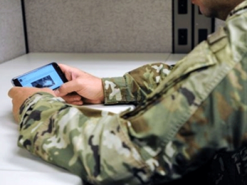 Scatta il reato di vilipendio per il militare che pubblica su Facebook frasi ingiuriose nei confronti dello Stato