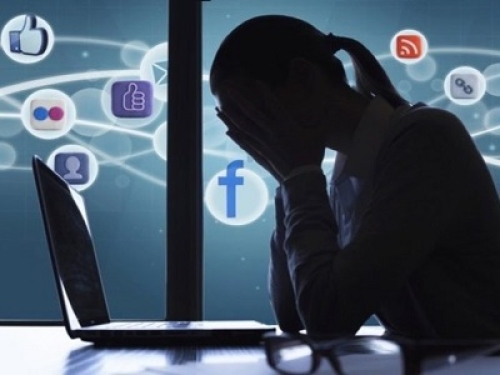 Utenti indotti a rinunciare alla propria privacy e uso smodato dei social, urgente mettere un argine