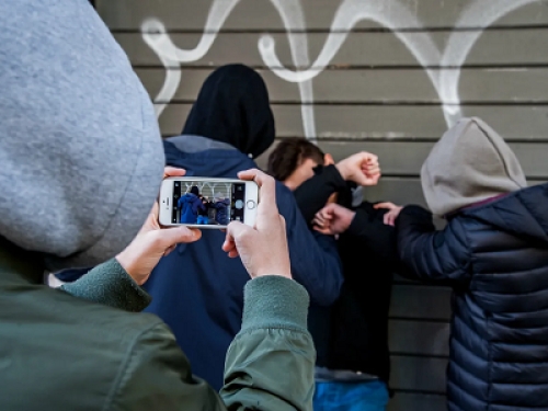 Cyberbullismo: il 47% dei giovani che se ne rende responsabile lo fa per divertirsi a mettere in ridicolo gli altri