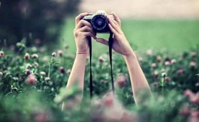 Filmano e fotografano donna nuda in casa: denunciati